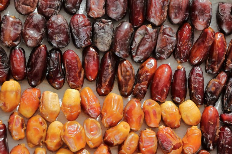 صفوف من التمور الفاخرة